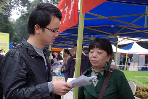 老师为学生现场指导